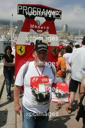 26.05.2006 Monte Carlo, Monaco,  Programme saler - Formula 1 World Championship, Rd 7, Monaco Grand Prix, Friday