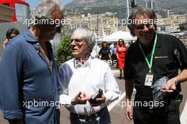 26.05.2006 Monte Carlo, Monaco,  KANGAROO TV gets presented to Bernie Ecclestone (GBR) and Flavio Briatore (ITA), Renault F1 Team, Team Chief, Managing Director - Formula 1 World Championship, Rd 7, Monaco Grand Prix, Friday