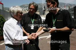 26.05.2006 Monte Carlo, Monaco,  KANGAROO TV gets presented to  Bernie Ecclestone (GBR) by Marc Arsenau (KangarooTV) on the right - Formula 1 World Championship, Rd 7, Monaco Grand Prix, Friday