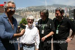 26.05.2006 Monte Carlo, Monaco,  KANGAROO TV gets presented to Bernie Ecclestone (GBR) and Flavio Briatore (ITA), Renault F1 Team, Team Chief, Managing Director by Marc Arsenau (KangarooTv) - Formula 1 World Championship, Rd 7, Monaco Grand Prix, Friday