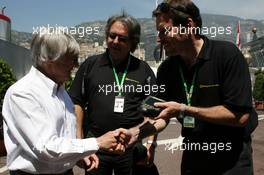26.05.2006 Monte Carlo, Monaco,  KANGAROO TV gets presented to  Bernie Ecclestone (GBR) by Marc Arsenau (KangarooTV) on the right - Formula 1 World Championship, Rd 7, Monaco Grand Prix, Friday