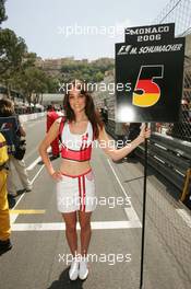 28.05.2006 Monte Carlo, Monaco,  Michael Schumacher (GER), Scuderia Ferrari empty grid position as he started from the pits and Grid girl - Formula 1 World Championship, Rd 7, Monaco Grand Prix, Sunday Grid Girl