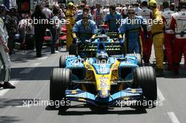 28.05.2006 Monte Carlo, Monaco,  Fernando Alonso (ESP), Renault F1 Team and Giancarlo Fisichella (ITA), Renault F1 Team are poshed to the grid positions - Formula 1 World Championship, Rd 7, Monaco Grand Prix, Sunday Pre-Race Grid