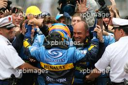 28.05.2006 Monte Carlo, Monaco,  Fernando Alonso (ESP), Renault F1 Team celebrates with the team - Formula 1 World Championship, Rd 7, Monaco Grand Prix, Sunday Podium