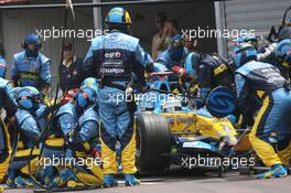 28.05.2006 Monte Carlo, Monaco,  PIT STOP of Fernando Alonso (ESP), Renault F1 Team   - Formula 1 World Championship, Rd 7, Monaco Grand Prix, Sunday Race
