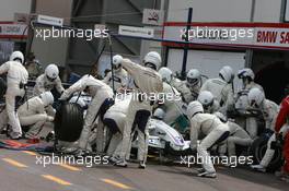28.05.2006 Monte Carlo, Monaco,  PIT STOP of Nick Heidfeld (GER), BMW Sauber F1 Team  - Formula 1 World Championship, Rd 7, Monaco Grand Prix, Sunday Race