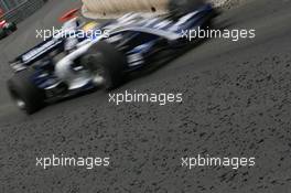 28.05.2006 Monte Carlo, Monaco,  Mark Webber (AUS), Williams F1 Team, FW28 Cosworth drives past the tyre marbles - Formula 1 World Championship, Rd 7, Monaco Grand Prix, Sunday Race
