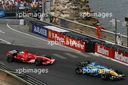 28.05.2006 Monte Carlo, Monaco,  Fernando Alonso (ESP), Renault F1 Team in fron of Michael Schumacher (GER), Scuderia Ferrari - Kimi Raikkonen (FIN), Räikkönen, McLaren Mercedes is walking in the back - Formula 1 World Championship, Rd 7, Monaco Grand Prix, Sunday Race