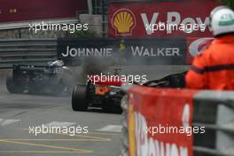 28.05.2006 Monte Carlo, Monaco,  Kimi Raikkonen (FIN), Räikkönen, McLaren Mercedes stopped on the track with a defect - Formula 1 World Championship, Rd 7, Monaco Grand Prix, Sunday Race