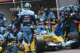 28.05.2006 Monte Carlo, Monaco,  PIT STOP of Fernando Alonso (ESP), Renault F1 Team   - Formula 1 World Championship, Rd 7, Monaco Grand Prix, Sunday Race
