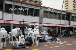 28.05.2006 Monte Carlo, Monaco,  PIT STOP of Jacques Villeneuve (CDN), BMW Sauber F1 Team - Formula 1 World Championship, Rd 7, Monaco Grand Prix, Sunday Race