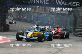28.05.2006 Monte Carlo, Monaco,  Giancarlo Fisichella (ITA), Renault F1 Team, R26 leads Tiago Monteiro (POR), Midland MF1 Racing, Toyota M16 - Formula 1 World Championship, Rd 7, Monaco Grand Prix, Sunday Race