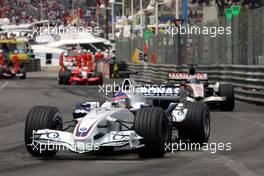 28.05.2006 Monte Carlo, Monaco,  Jacques Villeneuve (CDN), BMW Sauber F1 Team ahead Jenson Button (GBR), Honda Racing F1 Team- Formula 1 World Championship, Rd 7, Monaco Grand Prix, Sunday Race