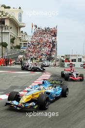 28.05.2006 Monte Carlo, Monaco,  Fernando Alonso (ESP), Renault F1 Team, in the new R26, Kimi Raikkonen (FIN), Räikkönen, McLaren Mercedes and Mark Webber (AUS), Williams F1 Team - Formula 1 World Championship, Rd 7, Monaco Grand Prix, Sunday Race