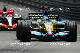 28.05.2006 Monte Carlo, Monaco,  Fernando Alonso (ESP), Renault F1 Team, R26 leads Kimi Raikkonen (FIN), Räikkönen, McLaren Mercedes, MP4-21 - Formula 1 World Championship, Rd 7, Monaco Grand Prix, Sunday Race