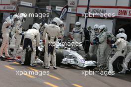 28.05.2006 Monte Carlo, Monaco,  PIT STOP of Nick Heidfeld (GER), BMW Sauber F1 Team  - Formula 1 World Championship, Rd 7, Monaco Grand Prix, Sunday Race