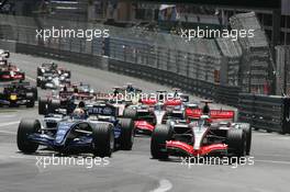 28.05.2006 Monte Carlo, Monaco,  Mark Webber (AUS), Williams F1 Team and Kimi Raikkonen (FIN), Räikkönen, McLaren Mercedes  - Formula 1 World Championship, Rd 7, Monaco Grand Prix, Sunday Race