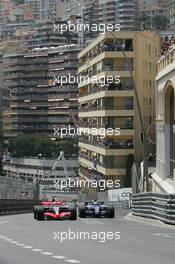 28.05.2006 Monte Carlo, Monaco,  Kimi Raikkonen (FIN), Räikkönen, McLaren Mercedes and Mark Webber (AUS), Williams F1 Team - Formula 1 World Championship, Rd 7, Monaco Grand Prix, Sunday Race
