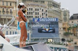 28.05.2006 Monte Carlo, Monaco,  Girls in bikini watch Fernando Alonso (ESP), Renault F1 Team, in the new R26 - Formula 1 World Championship, Rd 7, Monaco Grand Prix, Sunday Race