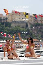 28.05.2006 Monte Carlo, Monaco,  girls on a boat - Formula 1 World Championship, Rd 7, Monaco Grand Prix, Sunday Race