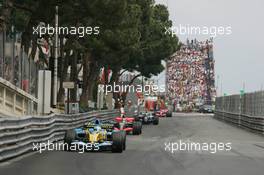 28.05.2006 Monte Carlo, Monaco,  Fernando Alonso (ESP), Renault F1 Team, R26 leads Juan-Pablo Montoya (COL), Juan Pablo, McLaren Mercedes, MP4-21 - Formula 1 World Championship, Rd 7, Monaco Grand Prix, Sunday Race