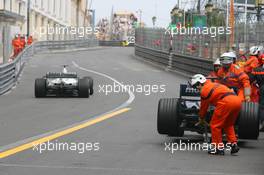 28.05.2006 Monte Carlo, Monaco,  Mark Webber (AUS), Williams F1 Team stopped on the track - Formula 1 World Championship, Rd 7, Monaco Grand Prix, Sunday Race