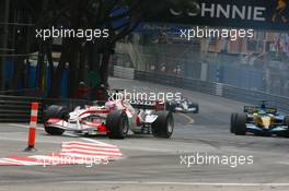 28.05.2006 Monte Carlo, Monaco,  Franck Montagny (FRA), Super Aguri F1, Super Aguri F1, SA05 and Giancarlo Fisichella (ITA), Renault F1 Team, R26 - Formula 1 World Championship, Rd 7, Monaco Grand Prix, Sunday Race
