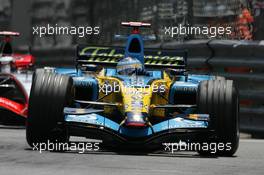 28.05.2006 Monte Carlo, Monaco,  Fernando Alonso (ESP), Renault F1 Team, followed closely by Kimi Raikkonen (FIN), Räikkönen, McLaren Mercedes  - Formula 1 World Championship, Rd 7, Monaco Grand Prix, Sunday Race