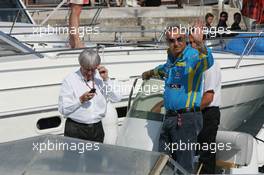 27.05.2006 Monte Carlo, Monaco,  Bernie Ecclestone (GBR) and Flavio Briatore (ITA), Renault F1 Team, Team Chief, Managing Director, discuss Michael Schumacher's qualifying incident  - Formula 1 World Championship, Rd 7, Monaco Grand Prix, Saturday