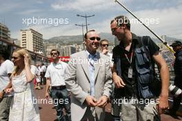 28.05.2006 Monte Carlo, Monaco,  The world famous fashion, motorsport and sports photographer Gero Breloer (Ger) talks with Kevin Spacey actor of "Supermans Returns" - Formula 1 World Championship, Rd 7, Monaco Grand Prix, Sunday