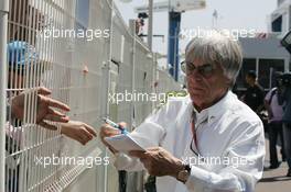 28.05.2006 Monte Carlo, Monaco,  Bernie Ecclestone (GBR) signs an autograph - Formula 1 World Championship, Rd 7, Monaco Grand Prix, Sunday