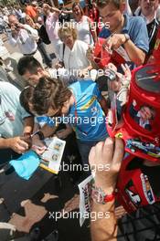 28.05.2006 Monte Carlo, Monaco,  Fernando Alonso (ESP), Renault F1 Team, signs autographs for fans - Formula 1 World Championship, Rd 7, Monaco Grand Prix, Sunday