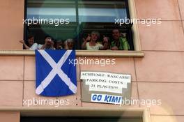 28.05.2006 Monte Carlo, Monaco,  David Coulthard (GBR), Red Bull Racing FANS with a sign " ACHTUNG RASCASSE PARKING COSTS YOU 21 PLACES " - Formula 1 World Championship, Rd 7, Monaco Grand Prix, Sunday