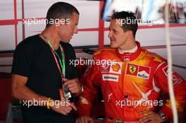 25.05.2006 Monte Carlo, Monaco,  Lance Edward Armstrong (USA) as a guest for Ferrari / AMD and Michael Schumacher (GER), Scuderia Ferrari in the Ferrari garage / box - Formula 1 World Championship, Rd 7, Monaco Grand Prix, Thursday