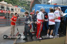 25.05.2006 Monte Carlo, Monaco,  the drivers wait in a queue to get the lift to the paddock, Michael Schumacher (GER), Scuderia Ferrari, Fernando Alonso (ESP), Renault F1 Team, Ralf Schumacher (GER), Toyota Racing - Formula 1 World Championship, Rd 7, Monaco Grand Prix, Thursday