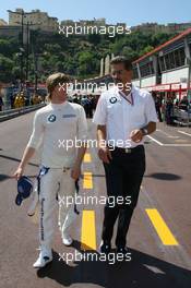 25.05.2006 Monte Carlo, Monaco,  Nick Heidfeld (GER), BMW Sauber F1 Team & Dr. Mario Theissen (GER), BMW Sauber F1 Team, BMW Motorsport Director  - Formula 1 World Championship, Rd 7, Monaco Grand Prix, Thursday