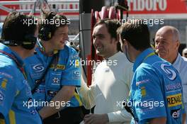 25.05.2006 Monte Carlo, Monaco,  Franck Montagny (FRA), Super Aguri F1 talks with Renault F1 team members - Formula 1 World Championship, Rd 7, Monaco Grand Prix, Thursday