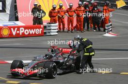 25.05.2006 Monte Carlo, Monaco,  Kimi Raikkonen (FIN), Räikkönen, McLaren Mercedes was stopping on the end of the session on the track - Formula 1 World Championship, Rd 7, Monaco Grand Prix, Thursday