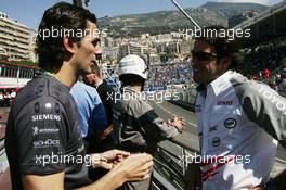 25.05.2006 Monte Carlo, Monaco,  Pedro de la Rosa (ESP), Test Driver, McLaren Mercedes, talks with Ricardo Zonta (BRA), Test Driver, Toyota Racing - Formula 1 World Championship, Rd 7, Monaco Grand Prix, Thursday