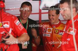 25.05.2006 Monte Carlo, Monaco,  Lance Edward Armstrong (USA) as a guest for Ferrari / AMD and Michael Schumacher (GER), Scuderia Ferrari in the Ferrari garage / box - Formula 1 World Championship, Rd 7, Monaco Grand Prix, Thursday