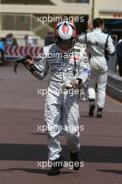 25.05.2006 Monte Carlo, Monaco,  Kimi Raikkonen (FIN), Räikkönen, McLaren Mercedes was stopping on the end of the session on the track - Formula 1 World Championship, Rd 7, Monaco Grand Prix, Thursday