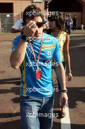25.05.2006 Monte Carlo, Monaco,  Fernando Alonso (ESP), Renault F1 Team with his girl friend Raquel del Rosario - Formula 1 World Championship, Rd 7, Monaco Grand Prix, Thursday