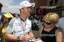 24.05.2006 Monte Carlo, Monaco,  Ralf Schumacher (GER), Toyota Racing signs autographs for fans - Formula 1 World Championship, Rd 7, Monaco Grand Prix, Wednesday