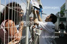 24.05.2006 Monte Carlo, Monaco,  Jacques Villeneuve (CDN), BMW Sauber F1 Team, signs autographs for fans - Formula 1 World Championship, Rd 7, Monaco Grand Prix, Wednesday