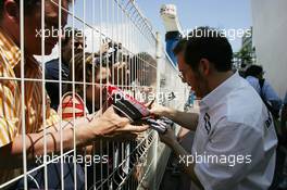 24.05.2006 Monte Carlo, Monaco,  Jacques Villeneuve (CDN), BMW Sauber F1 Team signs autographs for fans - Formula 1 World Championship, Rd 7, Monaco Grand Prix, Wednesday