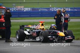 25.04.2006 Silverstone, England, David Coulthard (GBR), Red Bull Racing stopped on the circuit