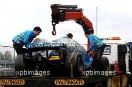 25.04.2006 Silverstone, England, Fernando Alonso (ESP), Renault F1 Team, car is returned to the pits after stopping on circuit, www.xpb.cc, EMail: info@xpb.cc - copy of publication required for printed pictures. Every used picture is fee-liable. c Copyright: Davenport / xpb.cc