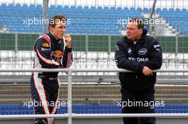 25.04.2006 Silverstone, England, Christian Klien (AUT), Red Bull Racing talks with a member of the BMW Sauber F1 Team, www.xpb.cc, EMail: info@xpb.cc - copy of publication required for printed pictures. Every used picture is fee-liable. c Copyright: Davenport / xpb.cc