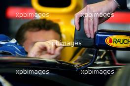 25.04.2006 Silverstone, England, David Coulthard (GBR), Red Bull Racing checks some measurements on his wing mirror, www.xpb.cc, EMail: info@xpb.cc - copy of publication required for printed pictures. Every used picture is fee-liable. c Copyright: Davenport / xpb.cc