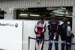 25.04.2006 Silverstone, England, David Coulthard (GBR), Red Bull Racing has a look inside the BMW Sauber F1 Team garage, www.xpb.cc, EMail: info@xpb.cc - copy of publication required for printed pictures. Every used picture is fee-liable. c Copyright: Davenport / xpb.cc